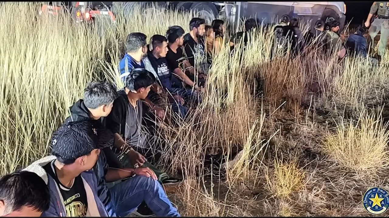 El DPS difundió un video donde se observa el momento en que oficiales descubren a 23 migrantes en el espacio de descanso de un tráiler detenido en La Salle.