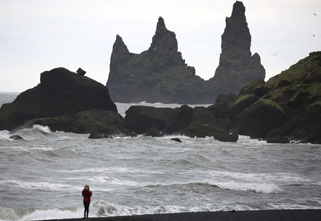 <b>Puesto 4: Reynisfjara Beach (Vik, Islandia)</b>
<br>
<br>Una plata negra con recuerdos brillantes. Ahí se aprecian auroras boreales. "Nos sentimos como si estuviéramos atrapados dentro de un sueño. Este lugar te hace olvidar el tiempo", escribió un viajero.
