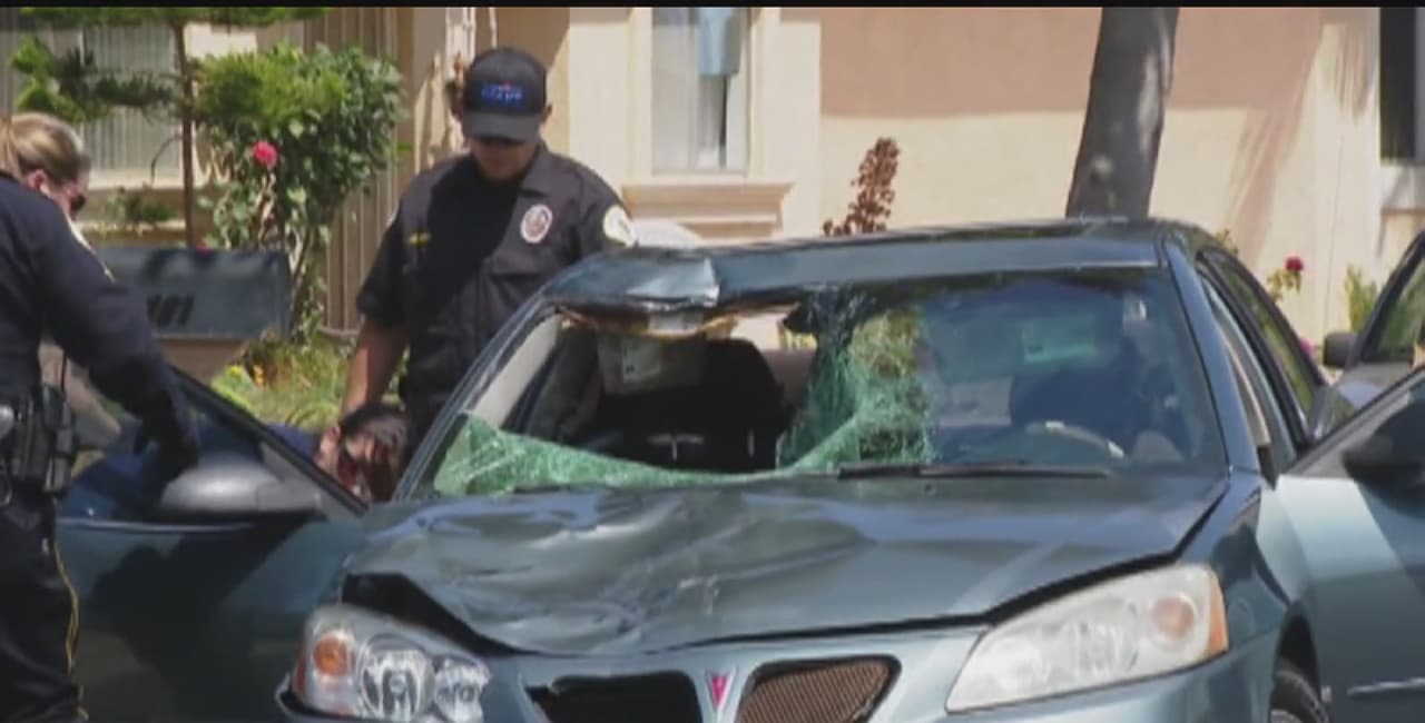 <b>Junio:</b>
<b><a href="http://www.univision.com/los-angeles/kmex/noticias/accidente-de-trafico/una-conductora-atropella-a-un-peaton-y-sigue-su-viaje-con-el-hombre-incrustado-en-el-parabrisas">Esteysi Sánchez fue arrestada el 27 de junio</a></b> por presuntamente conducir bajo los efectos del alcohol, atropellar mortalmente a un peatón y luego viajar con el cadáver sobre el cofre de su auto por casi una milla, antes de abandonar el vehículo y darse a la fuga. Sanchez, de 29 años, permaneció prófuga hasta que su novio informó a la policía sobre el incidente.