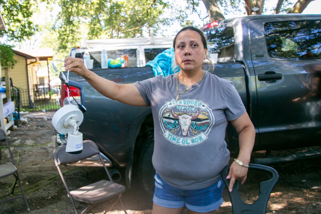 Una de las cuñadas de los detenidos mostró a Univision 45 su cámara de seguridad rota, explicando que los agentes las rompieron durante el operativo. “Llegaron con sus pistolas, ellos las rompieron, las jalaron”.