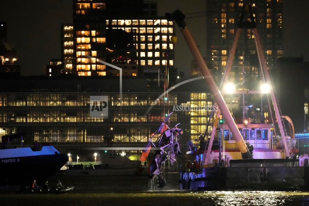 <h2 class="cms-H2-H2">2025: Cae helicóptero que transportaba a turistas españoles</h2>
<br>
<br>Una
<b>familia española que visitaba Nueva York falleció</b>
<b><a href="https://www.youtube.com/watch?v=1lITh9jQgmA" target="_blank">al caer el helióptero en el que viajaban mientras conocían la ciudad</a></b> desde los aires este jueves 10 de abril.
<br>
<br>Las víctimas fueron identificadas como
<b>Agustín Escobar, su esposo Merce Camprubí Montal y sus tres hijos, de 4, 5 y 11 años; así como el piloto Seankese Johnson.</b>
<br>
<br>
<b><a href="https://www.univision.com/local/nueva-york-wxtv/familia-muere-accidente-helicoptero-hudson-nueva-york">La familia a bordo, de origen español</a></b>
<a href="https://www.univision.com/local/nueva-york-wxtv/familia-muere-accidente-helicoptero-hudson-nueva-york">,</a> estaba celebrando el cumpleaños de uno de los niños.
<br>
<br>El helióptero cayó al Río Hudson, cerca del West Village, en Lower Manhattan, al menos 17 minutos después de que despegara.