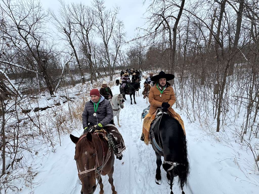 A lo largo de las
<b> 9 millas de camino, </b>abrigados y con fe, los jinetes avanzaron dejando huellas en la nieve, acompañados por el rector del santuario, quien encabeza la cabalgata.
<br>
<br>“Muy contento de estar aquí con nuestros hermanos que vienen a la cabalgata que hacemos cada año. Les mostramos que hay más que solo cosas electrónicas, que hay que dejar de mirar la vida de otros y empezar a vivir la propia. Es algo muy cultural, muy nuestro”, afirmó Ezequiel Sánchez, rector del Santuario de la Virgen de Guadalupe.