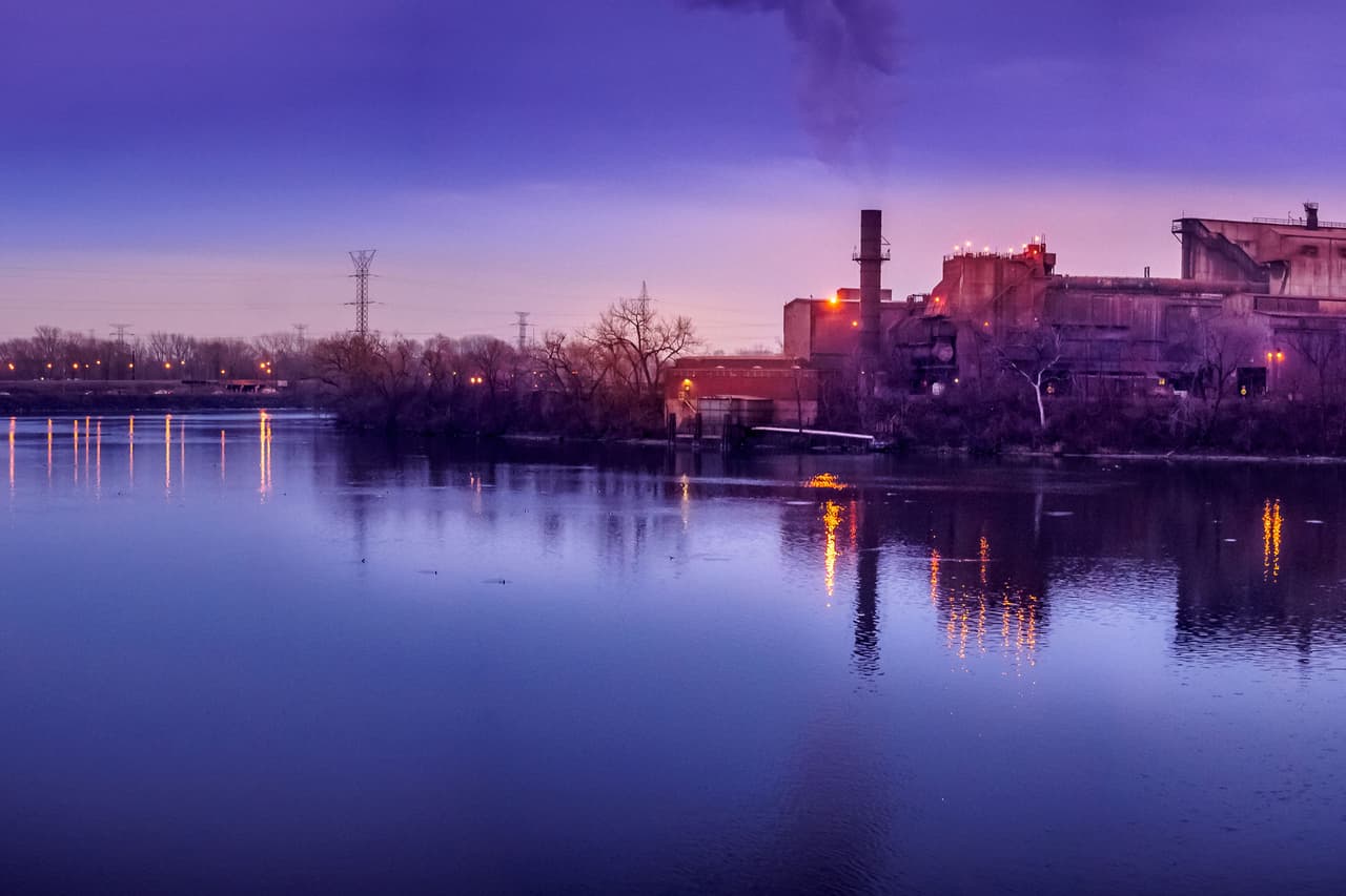 <b>Río Little Calumet, Chicago</b>
<br>
<br>En esta zona al sureste de Chicago está floreciendo el interés por dos siglos de herencia afroestadounidense, y pueden apreciarse en un nuevo recorrido fluvial.
<br>
<br>La travesía de siete millas fue creada por la organización de conservación urbana
<i>Openlands</i> y tiene como objetivo contar la historia del río Little Calumet y sus afluentes. Además, gracias a la iniciativa de grupos conservacionistas, los visitantes pueden apreciar las especies de aves de los pantanos que han regresado a los humedales restaurados y ahora conservados.
