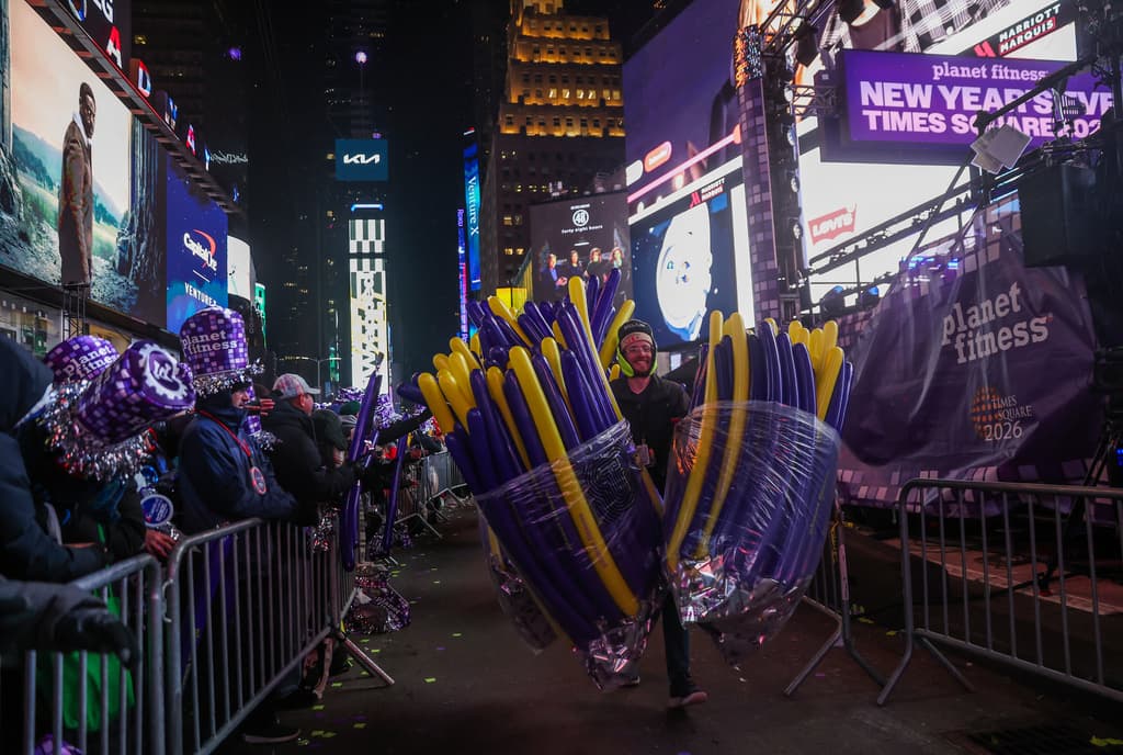 La tradición de la "Ball Drop" en Times Square, que data de 1907, atrajo anoche a cerca de un millón de asistentes presenciales y a cientos de millones de espectadores en todo el mundo a través de transmisiones en vivo. En esta ocasión, el evento adquirió un tinte especial gracias a la colaboración con America250, la organización encargada de coordinar las celebraciones del semiquincentenario estadounidense.
