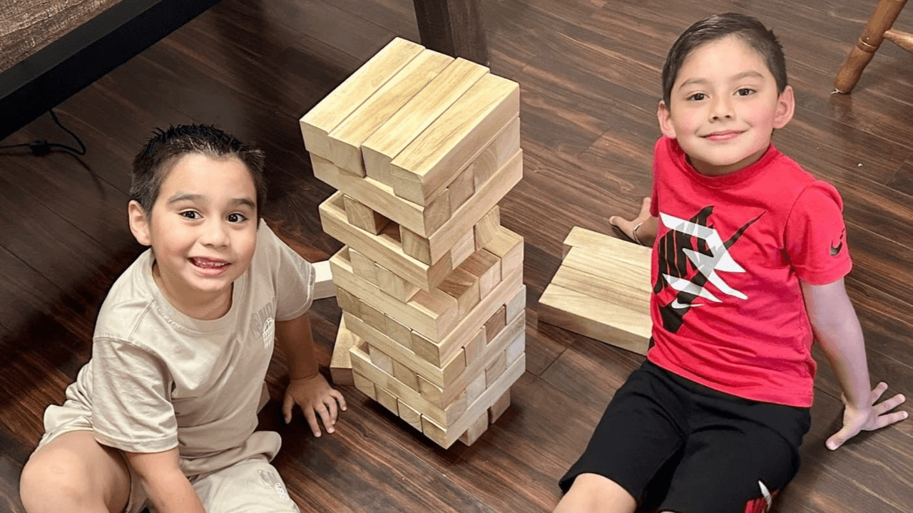 El esposo de Erika, Josué Martínez, y sus dos hijos pequeños, Emiliano y Eduardo Quintanilla, de 7 y 6 años, respectivamente, murieron. Josué es el padrastro.
<b>Erika no sabe que sus hijos están muertos, compartió su hermana en entrevista. Ellos vivían en Laredo, Texas.</b>