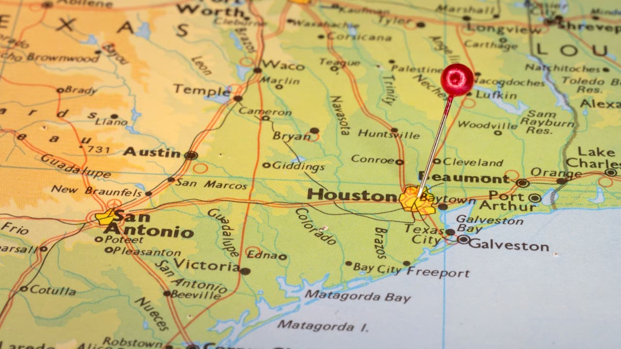 <h3 class="cms-H3-H3">¿Qué es un distrito electoral y por qué importa?</h3>
<br>Un distrito electoral es una zona del estado donde
<b>las personas votan para elegir a su representante en el Congreso federal. </b>Texas tiene 38 de estos distritos.
<br>
<b>El tamaño y la forma de cada distrito pueden cambiar con el tiempo</b>, especialmente si la población crece o se mueve. Al actualizar los mapas, se busca que
<b> la representación siga siendo equitativa</b>