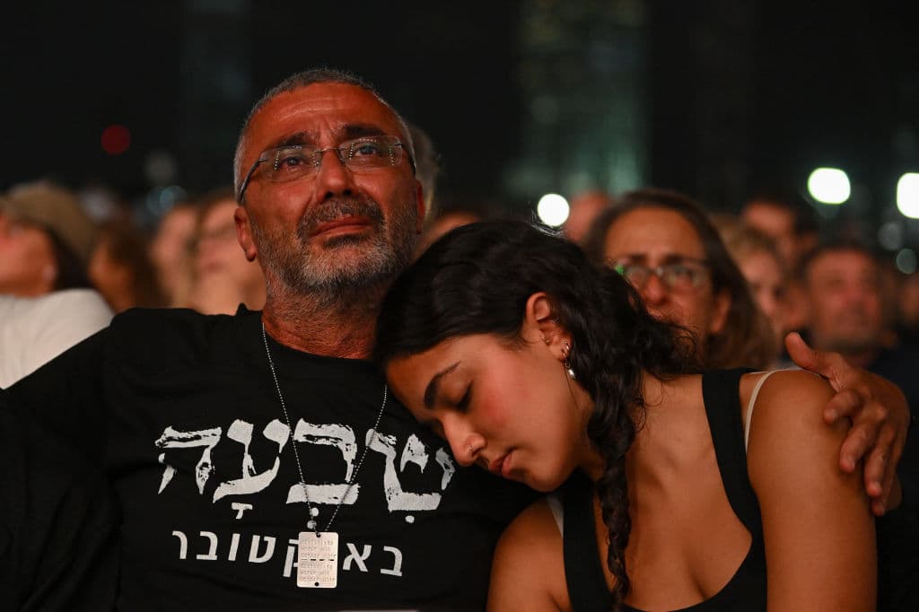 Familiares de víctimas y rehenes israelíes en Tel Aviv, Israel, a un año del ataque de Hamas, el 7 de octubre de 2023. El ataque de Hamas resultó en más de 1,100 muertos, y 251 israelíes y extranjeros secuestrados de ellos, cerca de 100 (a diciembre de 2024) siguen desaparecidos.