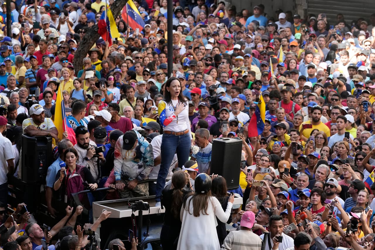 La líder opositora María Corina Machado ante simpatizantes durante una protesta contra el presidente Nicolás Maduro el día antes de su toma de posesión para un tercer mandato, en Caracas, Venezuela, jueves 9 de enero de 2025.