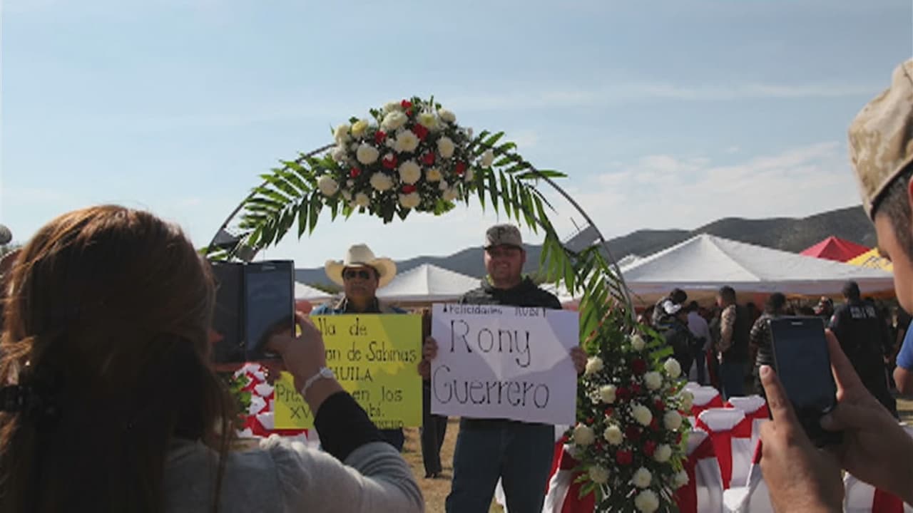 Con pancartas llegaron los invitados a festejar los XV de Rubí en un campo de 40 hectáreas dispuesto para la celebración que se salió de proporciones gracias al poder de las redes sociales.