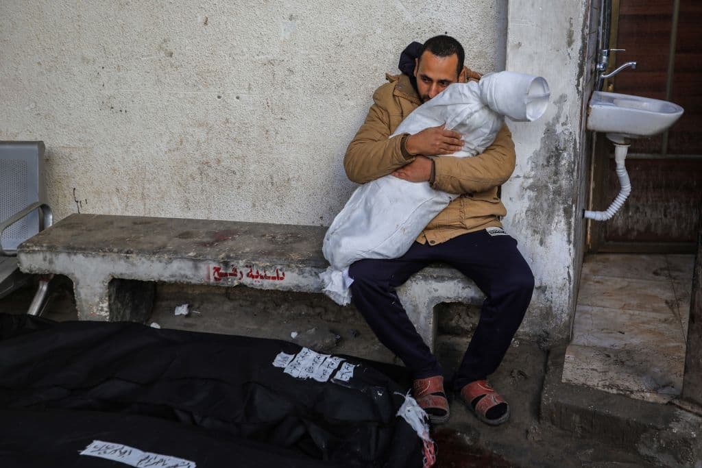 Un hombre abraza a su niño tras recibir su cadáver luego de que muriera en un ataque israelí el 21 de febrero de 2024 en Rafah, Gaza.
<a href="https://www.univision.com/noticias/mientras-ninos-y-mujeres-dormian-israel-bombardea-una-escuela-de-la-onu-que-servia-de-refugio-video">Rafah, en el sur de Gaza, se refugiaban 1.4 millones de palestinos desplazados por la guerra.</a>
