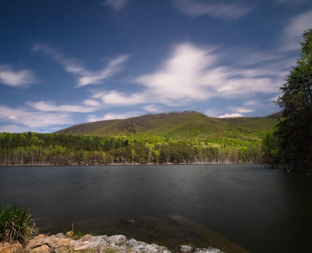Otras actividades se llevan a cabo en el extremo oeste en el acceso independiente a Clear Creek, que cuenta con el lago homónimo.