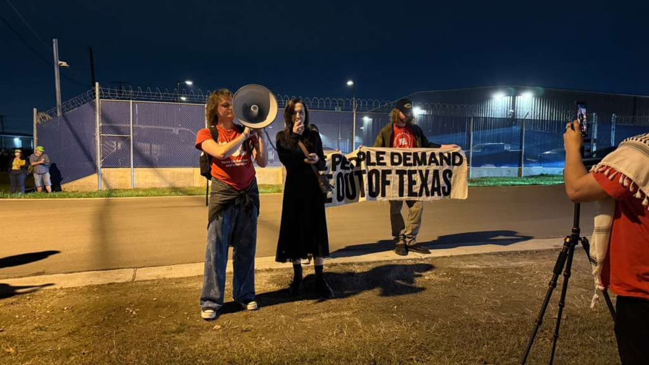 La protesta surge tras lo ocurrido en Minneapolis, donde el asesinato de Renee Good conmocionó a comunidades inmigrantes en distintos puntos del país, generando indignación y llamados a frenar lo que consideran un uso excesivo de la fuerza.