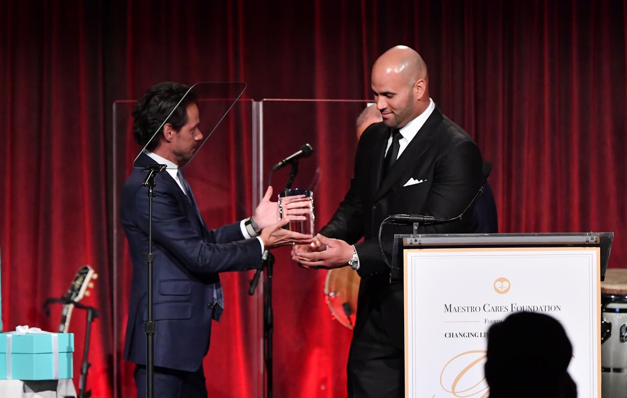 Durante el evento, realizado en la Ciudad de Nueva York, Marc Anthony entregó un reconocimiento al astro del béisbol de Grandes Ligas, el primera base dominicano Albert Pujols.