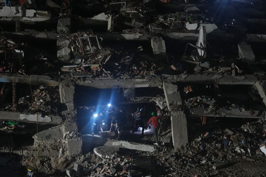 Un minuto de silencio en zona de desastre en Venezuela, un mes después de los terremotos