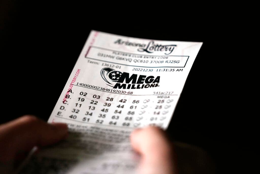 En el tercer lugar de nuestra lista, encontramos
<b>un premio de 1.580 millones de dólares de Mega Millions</b>. Después de pagar los impuestos,
<b>recibió unos 783 millones de dólares</b>. Esto ocurrió el pasado 9 de agosto, y el ganador
<b>reclamó su premio cinco semanas después</b>.
