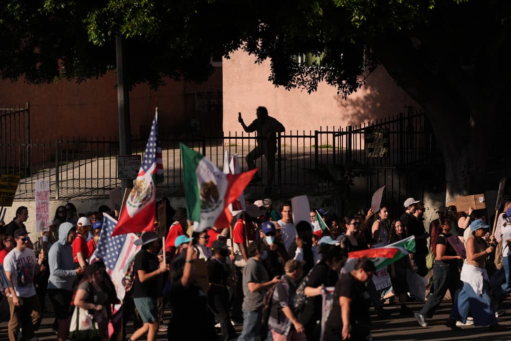 La gente marcha por las calles durante una protesta en el centro de Los Ángeles el viernes 30 de enero de 2026.