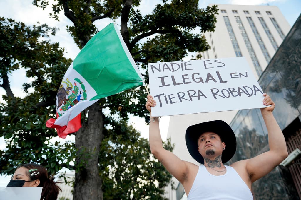 <h2 class="cms-H2-H2">LOS ÁNGELES</h2>
<br>
<br>Las calles del
<a href="https://www.univision.com/local/los-angeles-kmex/dia-sin-inmigrantes-california-continuan-protestas-politicas-migratorias">sur de California se convirtieron en escenario de intensas protestas</a> en rechazo a las políticas migratorias del presidente Donald Trump. Con una numerosa convocatoria que durante dos días seguidos han terminado con la policía dispersando las manifestaciones.