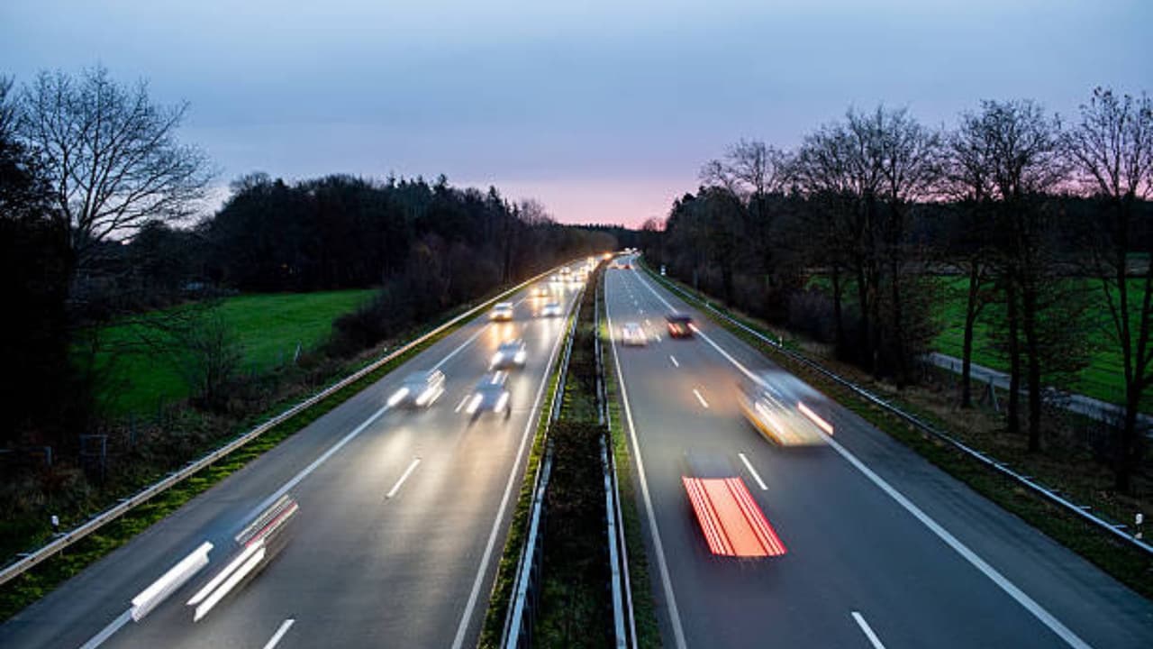 Florida podría subir el límite de velocidad a 80 mph en algunas autopistas y eliminar stickers de placas vehiculares