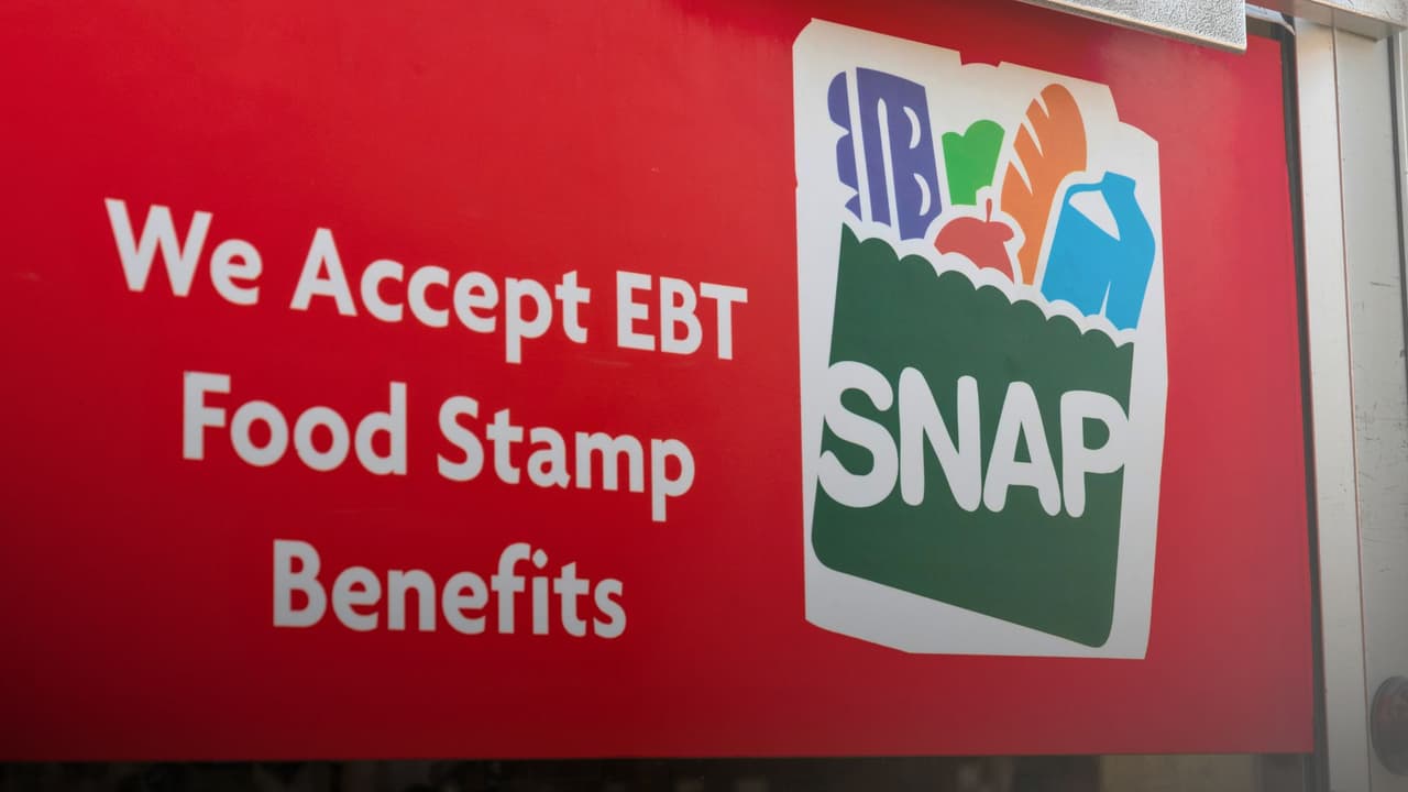 <h3 class="cms-H3-H3"><b>Expansión de requisitos de SNAP </b></h3>
<br>
<br>📌 Antes había requisitos de trabajo/voluntariado para mantener beneficios SNAP (depende del programa estatal y federal), pero ciertos grupos — como adultos de 55 a 64 años o padres sin hijos menores de 14 — en ocasiones estaban exentos o con reglas menos exigentes.
<br>
<br>📌 La nueva ley extiende los requisitos para incluir a personas de 55–64 años y a padres sin niños menores de 14 años.
<b>Deberán trabajar, hacer voluntariado o capacitación al menos 80 horas al mes para mantener los beneficios.</b>
<br>