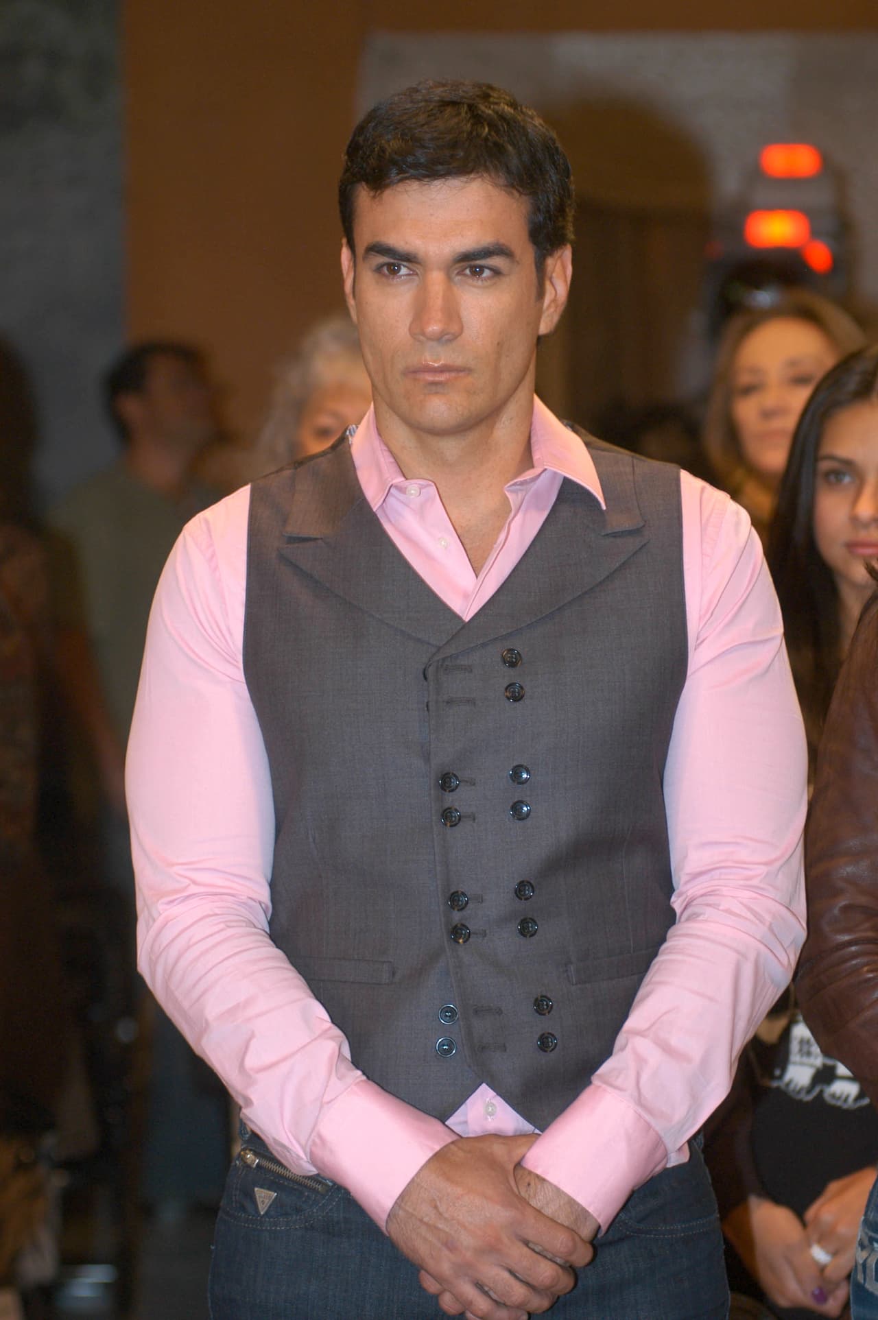 En este melodrama, David Zepeda, considerado como uno de los galanes más cotizados, interpreta a Iván Villagómez, un joven que se ve obligado a dejar sus raíces tras ser perseguido injustamente.
<br>
