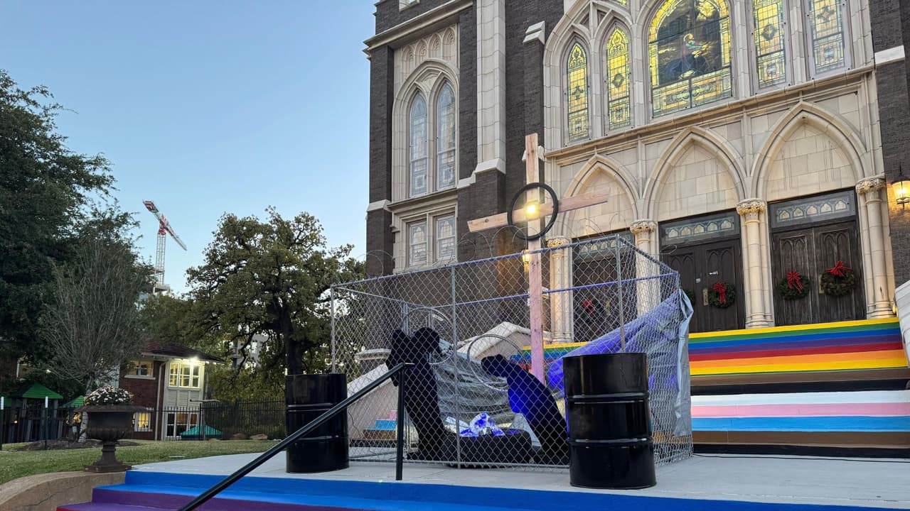 <h3 class="cms-H3-H3">Un símbolo</h3> Colocar un pesebre tras rejas
<b>busca algo más que atraer miradas. </b>
<br>La iglesia pretende que la comunidad lea la historia de Navidad y piense cómo viven estas fechas cientos
<b> de familias recién llegadas al país. </b>
<br>Muchas pasan diciembre
<b>en refugios, estaciones de autobús o casas temporales, sin claridad sobre el siguiente paso</b>.
<br>La congregación invita a acercarse, observar y tomar unos minutos para pensar
<b>qué lugar tienen las familias migrantes en la ciudad y qué acciones concretas pueden mejorar su camino.</b>