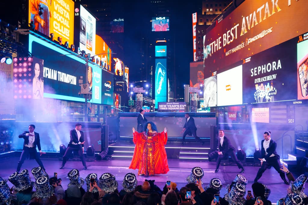 El cartel musical fue uno de los más ambiciosos de los últimos años. Diana Ross encabezó el show como protagonista principal en "Dick Clark's New Year's Rockin' Eve with Ryan Seacrest", transmitido por ABC. Otros destacados incluyeron a Ciara, Maren Morris, Little Big Town, Tones And I (quien interpretó "Imagine" de John Lennon justo antes de la medianoche), el grupo de baile neoyorquino AGNEW y más artistas en escenarios como el Planet Fitness Center Stage.