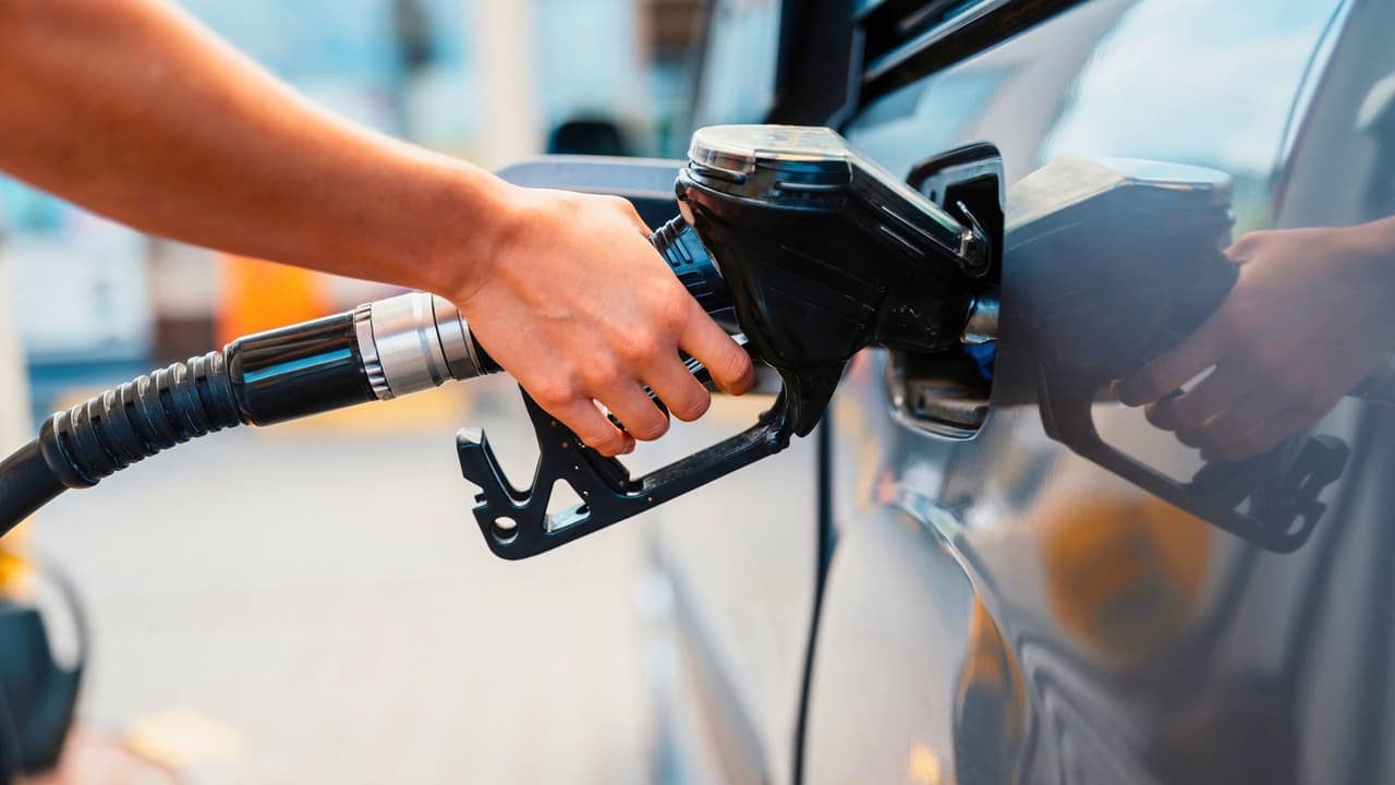 <h3 class="cms-H3-H3">Exportaciones de Texas a México</h3>
<br>
<b>Productos agrícolas: </b>Texas exporta una gran cantidad de productos agrícolas como carne de res, pescado y granos a México. De hecho, el 40% de las exportaciones agrícolas de Texas van a México. Marcas como “Blue Bell Creameries” (helados), “Tyson Foods” (pollo), y “Dean Foods” (productos lácteos) exportan gran parte de sus productos a México. Cambios en los aranceles podrían afectar el precio de estos productos.
<br>
<b>Petróleo y gas:</b> México es un gran comprador de petróleo y gas de Texas. Si los aranceles afectan el comercio de estos productos, podría aumentar el precio de la gasolina por galón en Texas, lo que afectaría a los consumidores y a las empresas que dependen de los combustibles. Marcas como “ExxonMobil” y “Chevron” exportan grandes cantidades de productos petroquímicos y gasolina desde Texas a México.