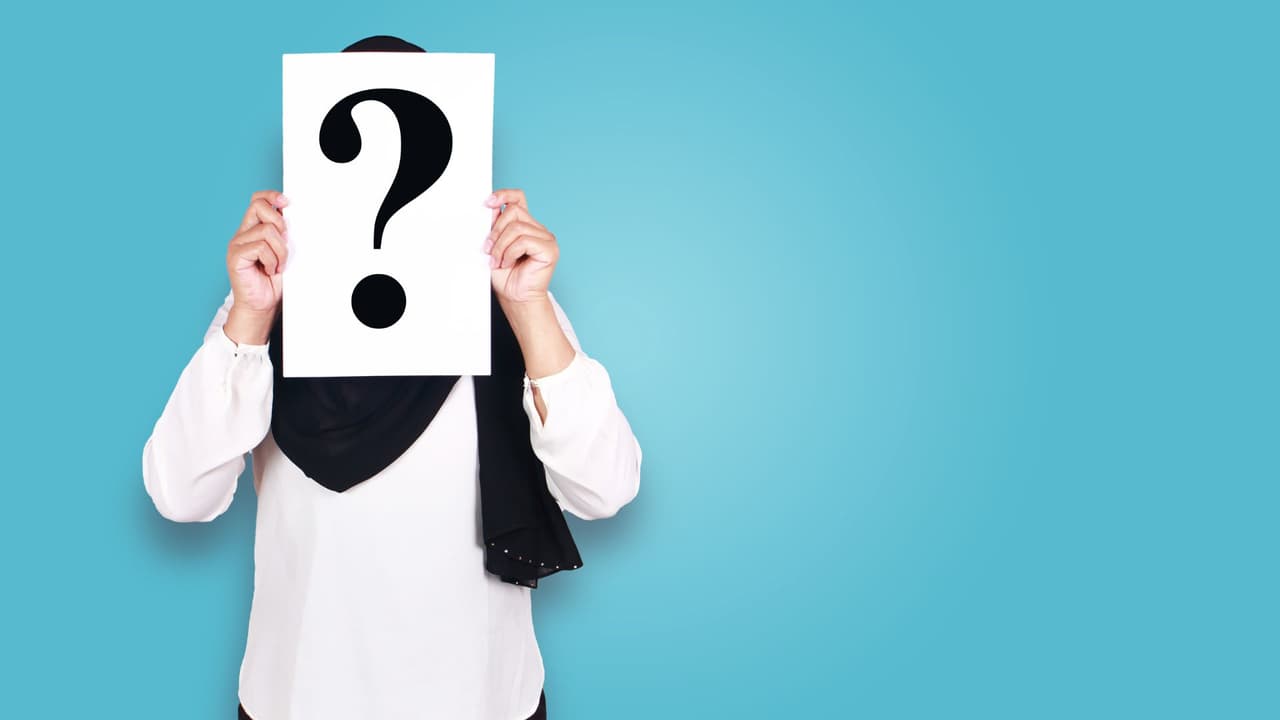 <h3 class="cms-H3-H3">El anonimato no es igual en todos lados </h3>
<br>
<br>
<b>Para algunos, lo más valioso de ganar no es el dinero, sino el silencio</b>.
<br>En Texas, por ejemplo, un ganador de más de un millón puede mantener su identidad en reserva. En otros estados,
<b> tu nombre se convierte en noticia.</b>
<br>
<b>La diferencia es enorme: </b>cobrar sin que nadie lo sepa permite disfrutar con calma, ser anunciado a nivel nacional te expone a llamadas, mensajes y súplicas de conocidos.
<br>Por eso, antes de jugar, conviene saber qué permite tu estado.
<br>
<b>El anonimato también se juega en el boleto.</b>