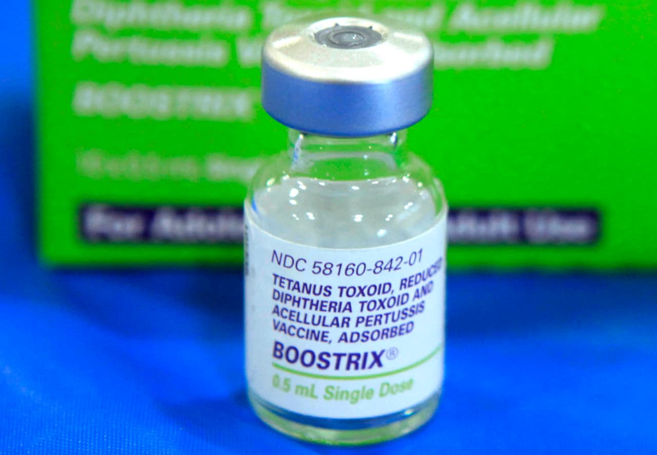 <b>Tos ferina. Muertes estimadas antes de la inmunización generalizada: 160,000 al año en todo el mundo.</b> Esta enfermedad, cuyos síntomas incluyen ataques de tos y apnea, puede causar complicaciones graves, especialmente en niños y bebés. La vacuna fue introducida en 1914 y luego comenzó a aplicarse combinada con vacunas contra la difteria y el tétano.