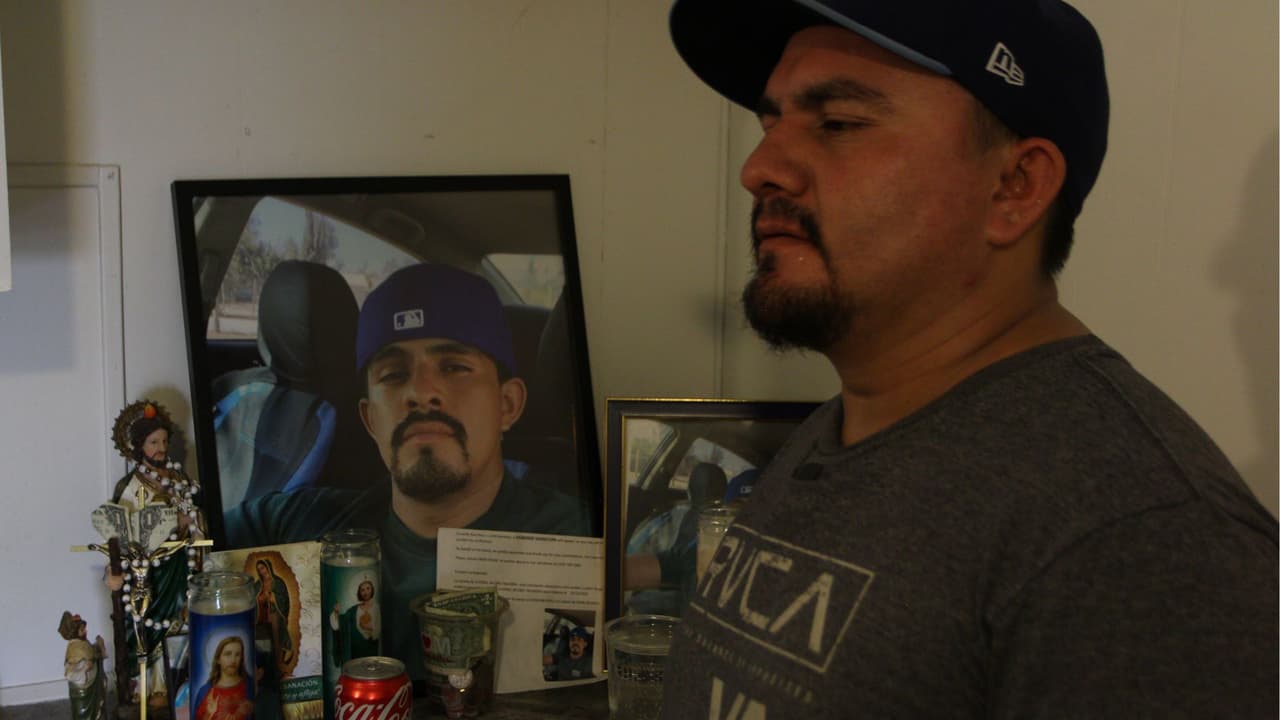 José Jacobo Talavera en el altar dedicado a su hermano Juvenal Jacobo, quien murió en el accidente de Madera.