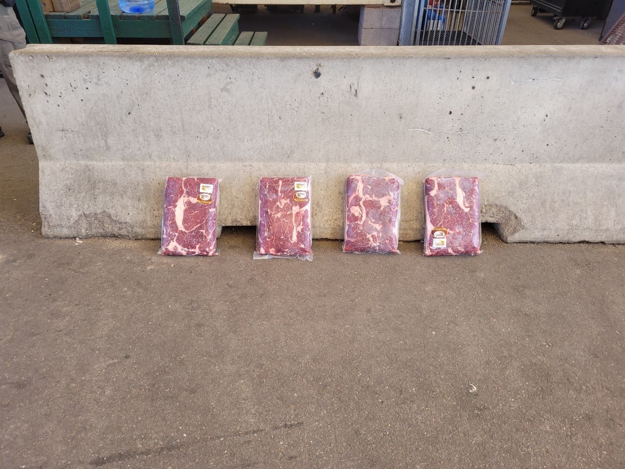 En el sector Tucson, agentes de la Patrulla Fronteriza descubrieron que
<b> lo que parece ser paquetes de carne en realidad contenían más de 20 libras de metanfetamina</b>.