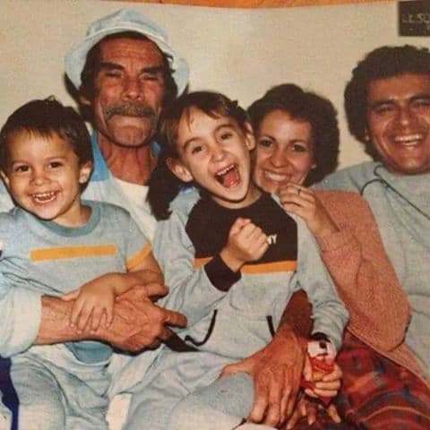 Siempre fue un hombre familiar que, lamentablemente, murió a consecuencia de una metástasis por cáncer en 1988, a los 64 años.
<br>