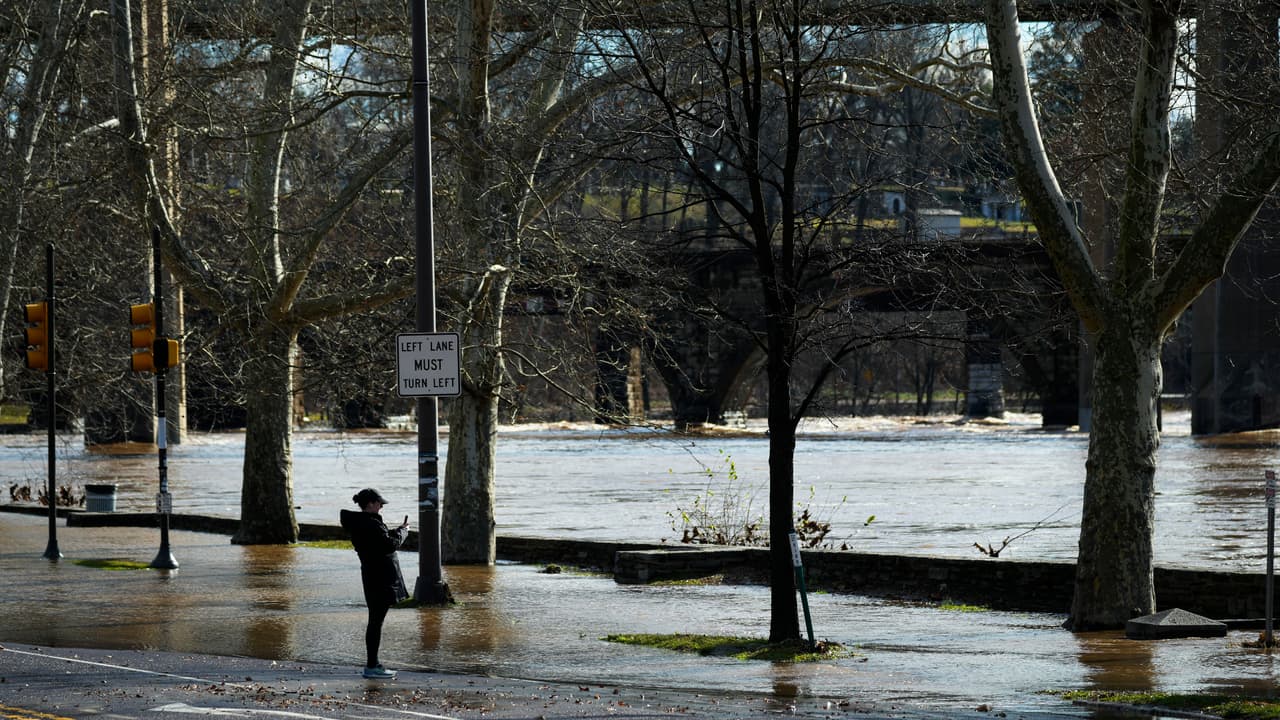 Tormenta deja miles sin luz en Filadelfia; prevén más cambios de temperatura