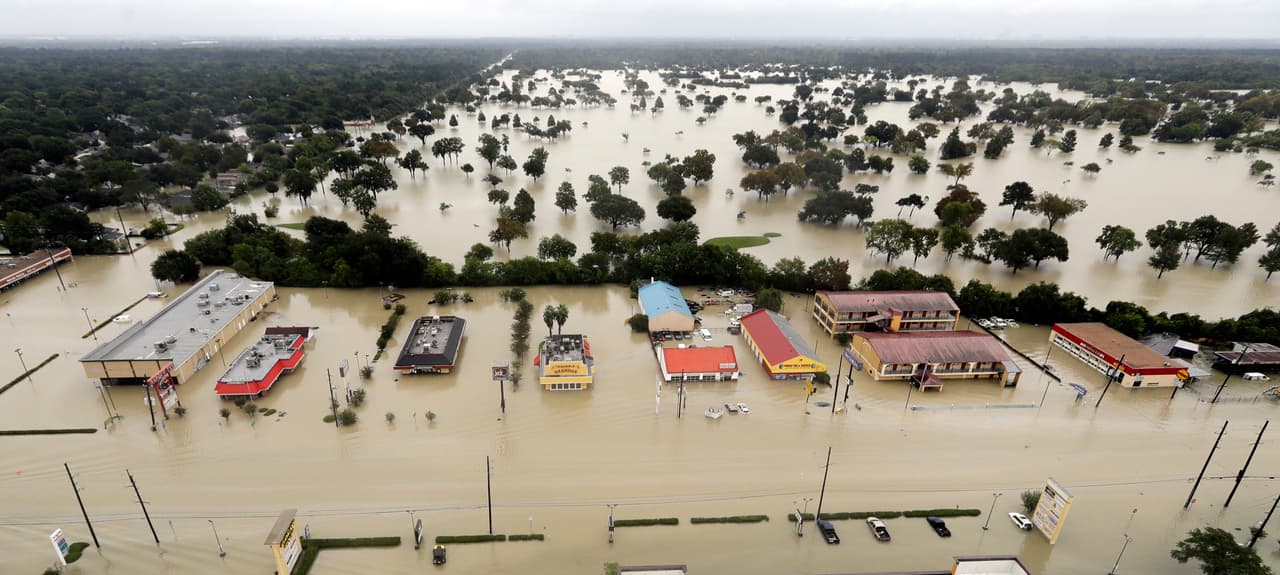 El agua que se escapa del reservorio Addicks fluye sobre los vecindarios aledaños. Al oeste de Houston. Vea aquí más fotos aéreas de las inundaciones.
