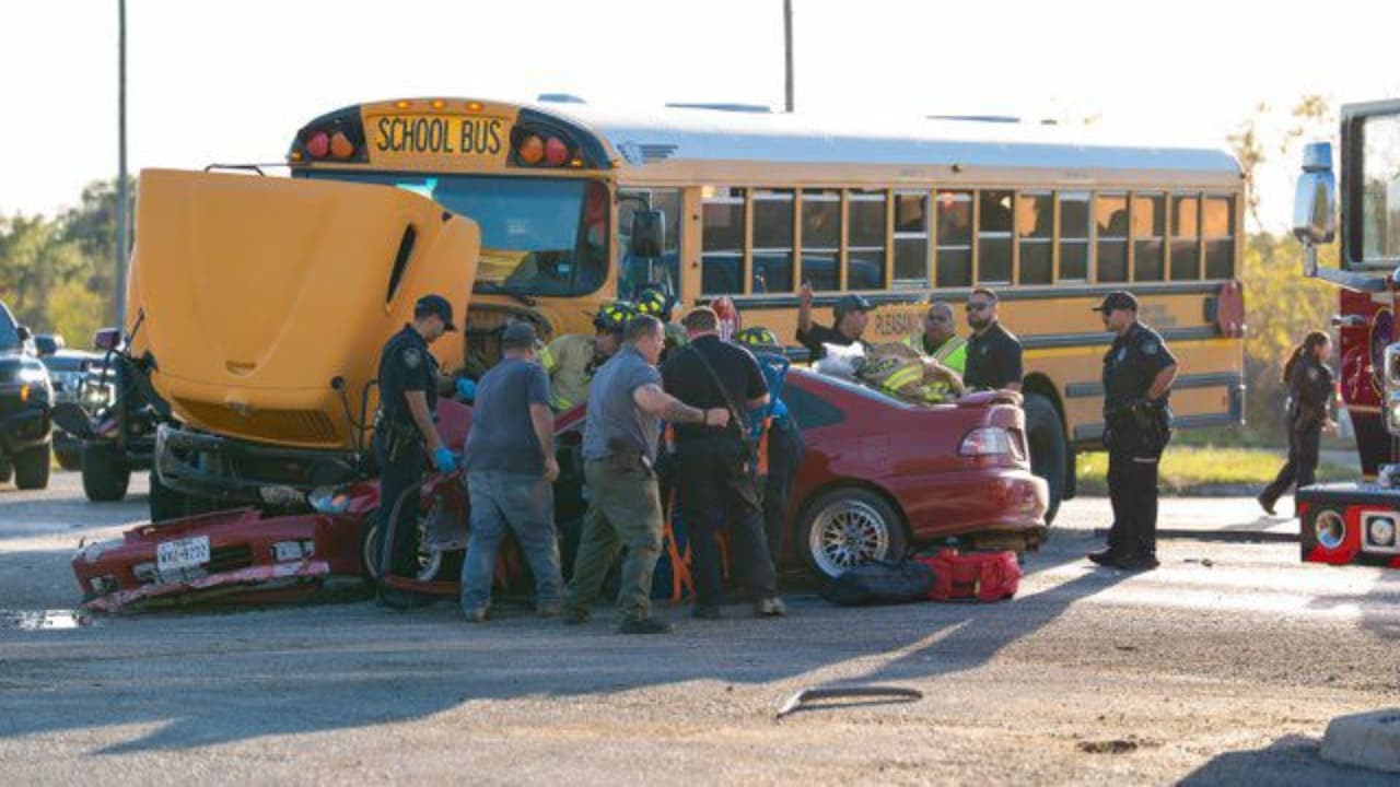 Tras el accidente, el distrito escolar activó un centro de reunificación en la Primaria de Pleasanton para que los padres recogieran a sus hijos.