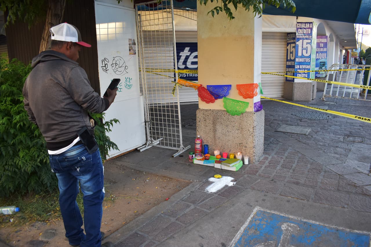 Algunos vecinos de la zona
<b>colocaron una ofrenda</b> en honor de las víctimas, tan cerca como pudieron, respetando el acordonamiento de las autoridades.