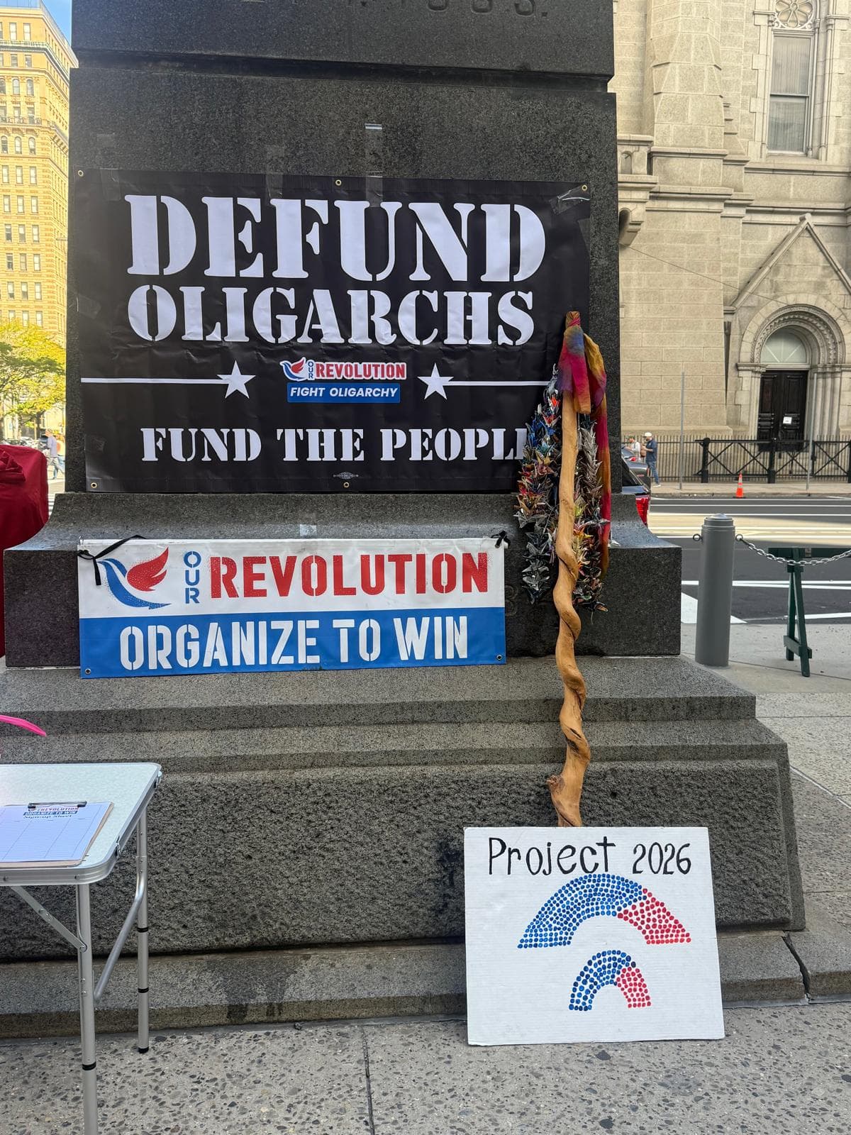 Organizado por el movimiento
<b>50501</b>, la manifestación busca denunciar lo que los participantes consideran acciones autoritarias, incluyendo el despliegue de la Guardia Nacional, deportaciones masivas y restricciones a los derechos civiles.
<br>