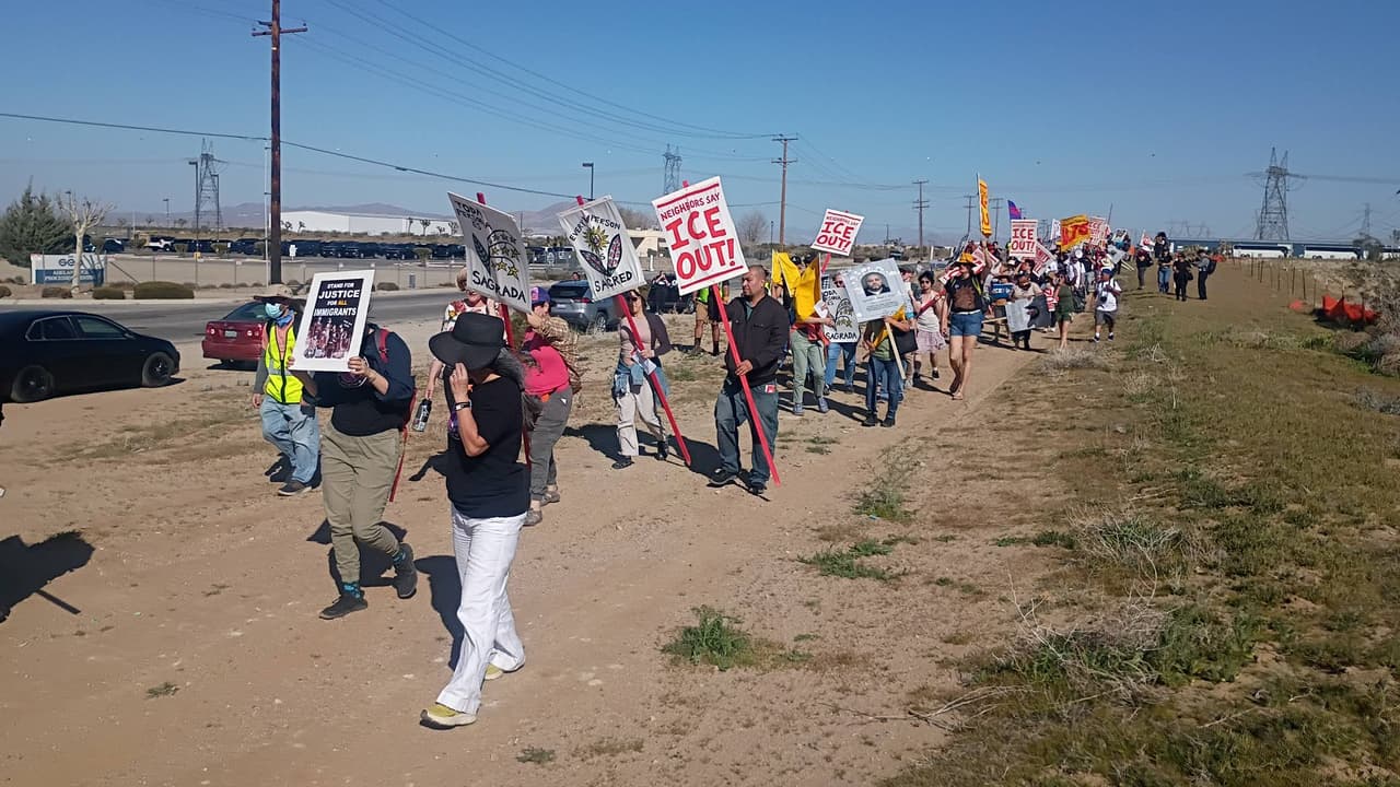 Llevan serenata de solidaridad a inmigrantes detenidos en centro de procesamiento de Adelanto
