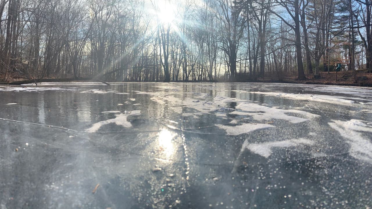 Niño cae a un estanque congelado en Carolina del Norte, un policía saltó al agua y lo rescató
