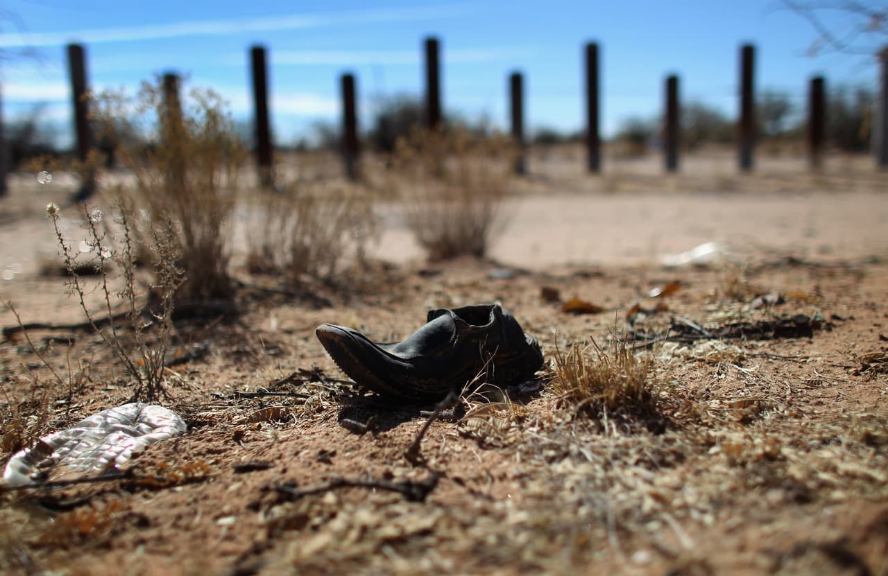 Los inmigrantes suelen enfrentar el abandono de los traficantes sin escrúpulos, que les prometen en vano llevarlos al otro lado de la frontera a cambio de sumas de dinero nada fáciles de conseguir.