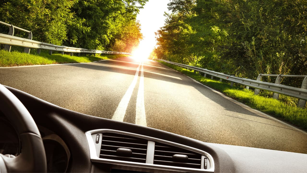 <h3 class="cms-H3-H3">Por qué colocan esta señal</h3> Las autoridades la instalan cuando
<b>la condición de la calle o carretera puede generar riesgo.</b>
<br>Al pasar por una zona así a velocidad normal,
<b>el vehículo puede rebotar, perder estabilidad o desviarse levemente de su trayectoria. </b>
<br>
<b>💡 En términos simples: </b>el carro baja y sube de golpe. Si entra rápido, el impacto es mayor y el margen de reacción menor.