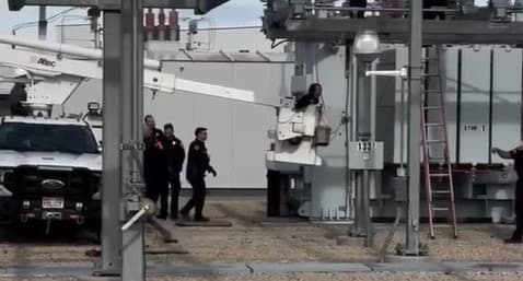 Finalmente, un oficial le dio
<b>un disparo no letal</b>.