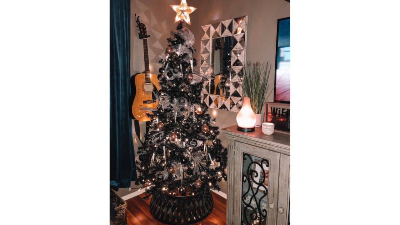 Árbol de Navidad negro con detalles plateados