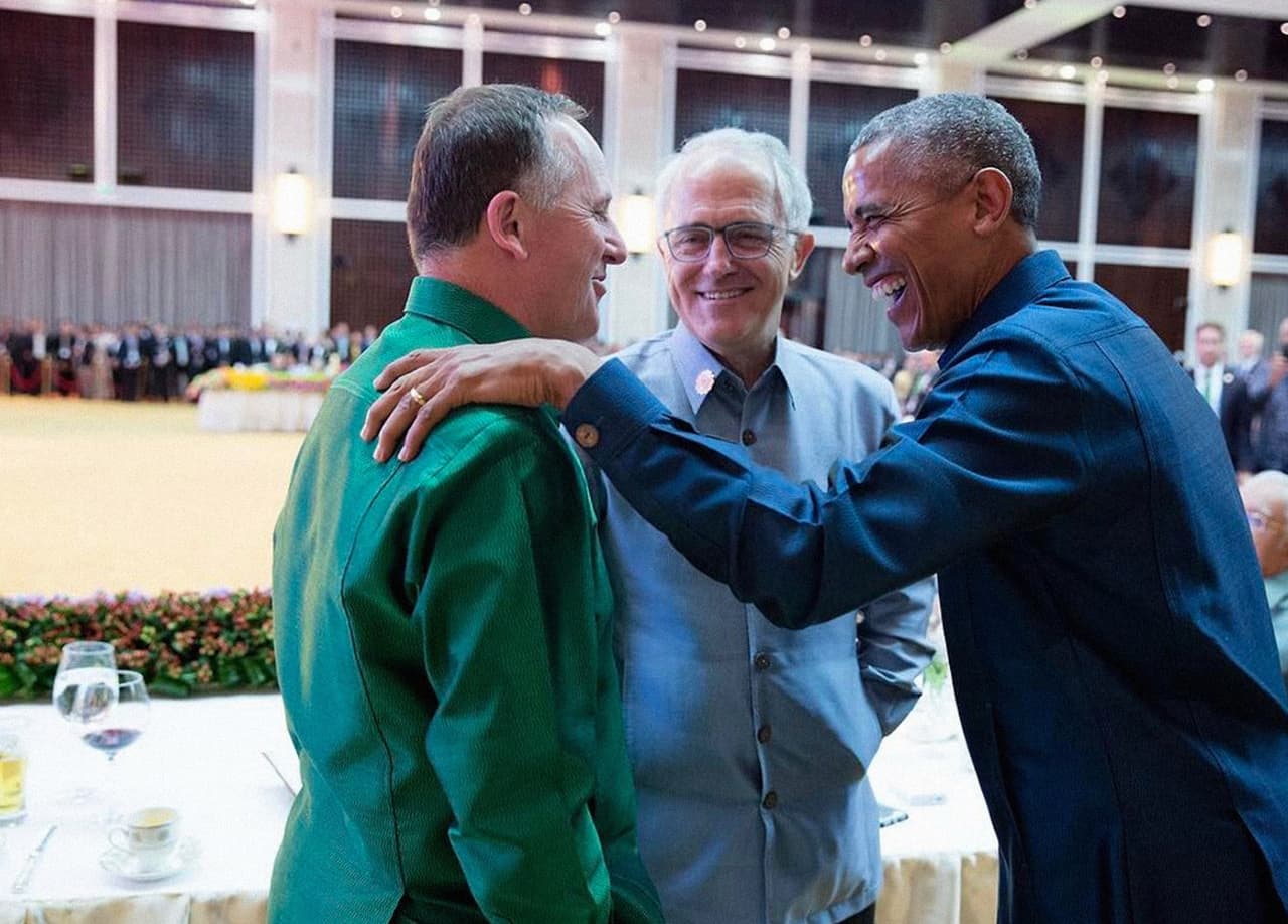 <b>Australia amistosa. </b>Haciendo un guiño a la discusión telefónica de Donald Trump con el primer Ministro de Australia, Souza publicó: “Hablando con el entonces primer ministro John Key de Nueva Zelanda, a la izquierda, y el primer ministro Malcolm Turnbull, de Australia, en septiembre pasado en la cena de gala de la ASEAN”.