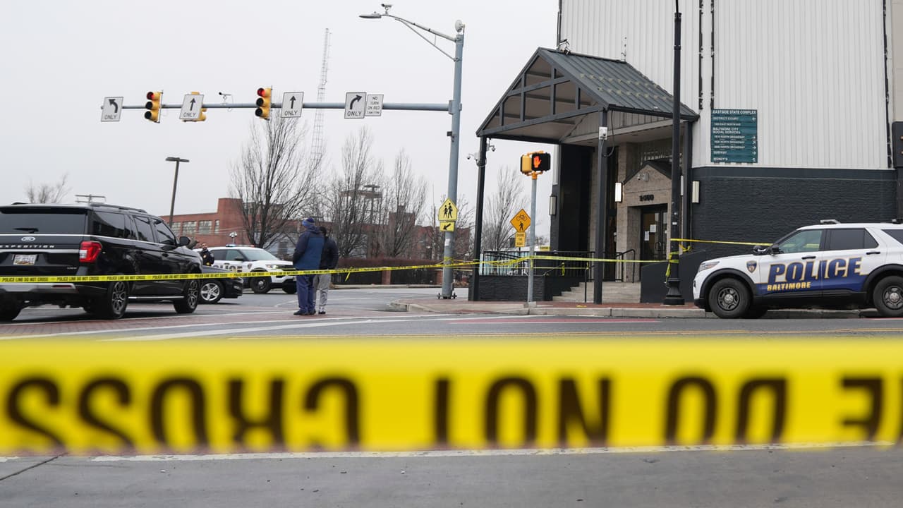 Policía y sospechoso heridos durante situación de atrincheramiento en casa de Baltimore