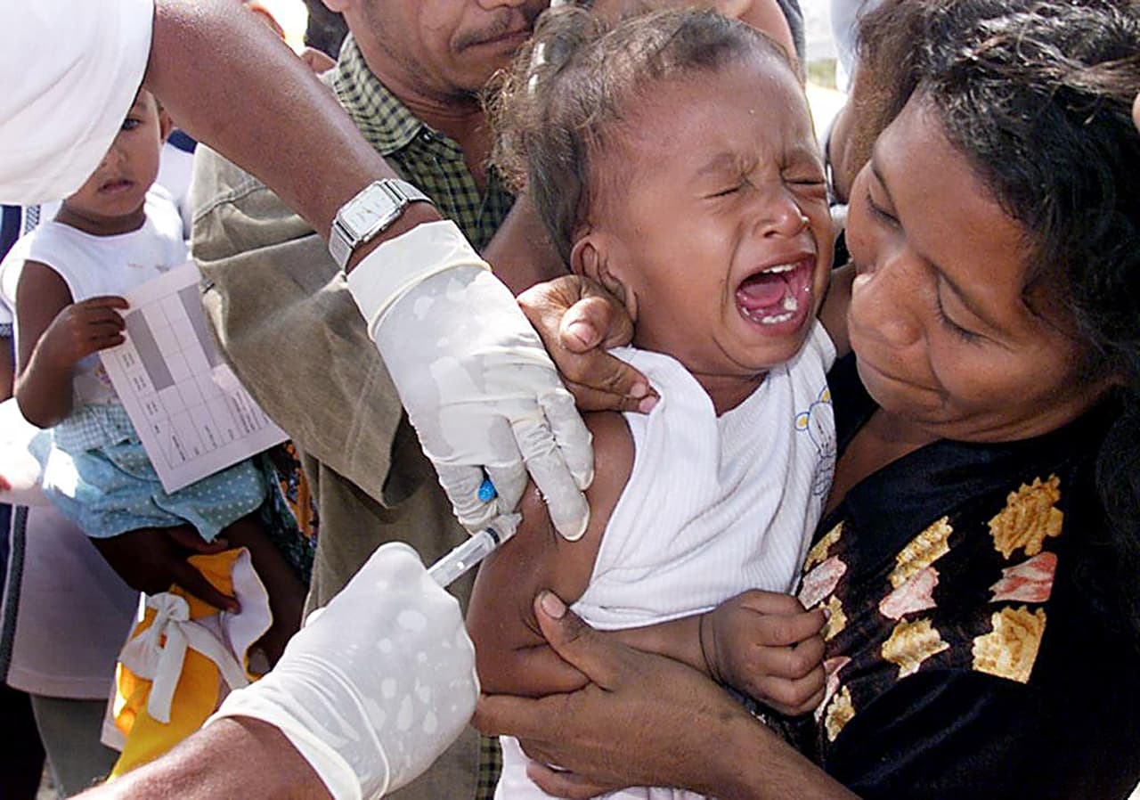 <b>Sarampión: Muertes estimadas antes de la inmunización generalizada: 2.6 millones al año en todo el mundo</b>. La vacuna fue introducida en 1963 y salvó 23.2 millones de vidas entre 2000-2018. Esta infección causa fiebre alta, erupción en la piel y que ataca el tracto respiratorio. En Estados Unidos se le exige la vacuna MMR (contra el sarampión, las paperas y la rubéola) a los niños que acuden a las escuelas públicas.