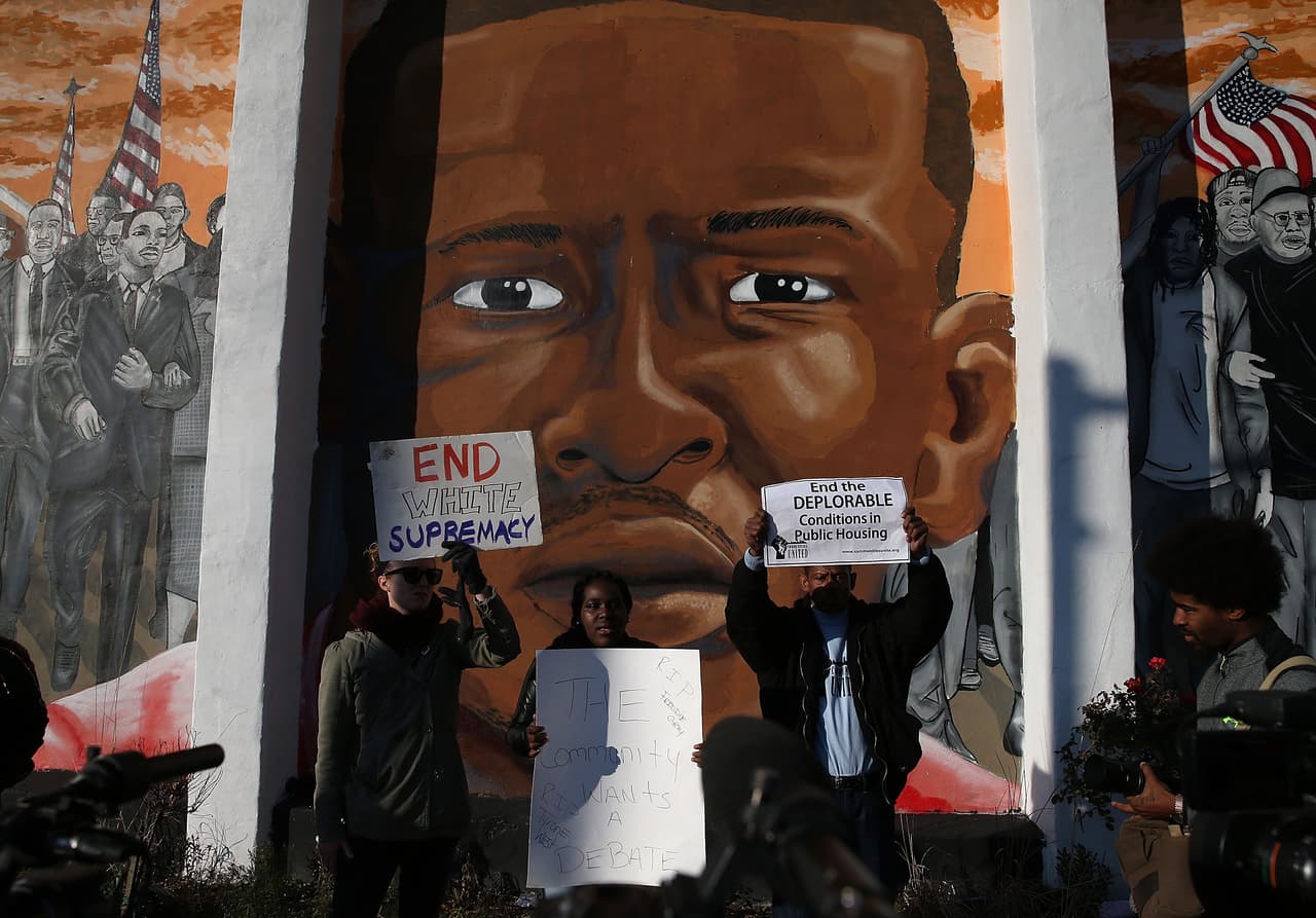 Protestas frente a un mural con la imagen de Freddie Gray