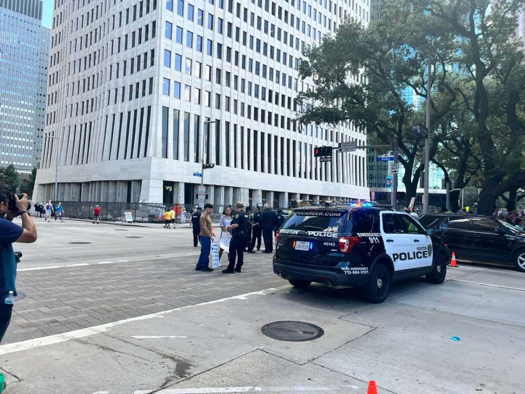 Los manifestantes piden una revisión de políticas migratorias y medidas de transparencia electoral.