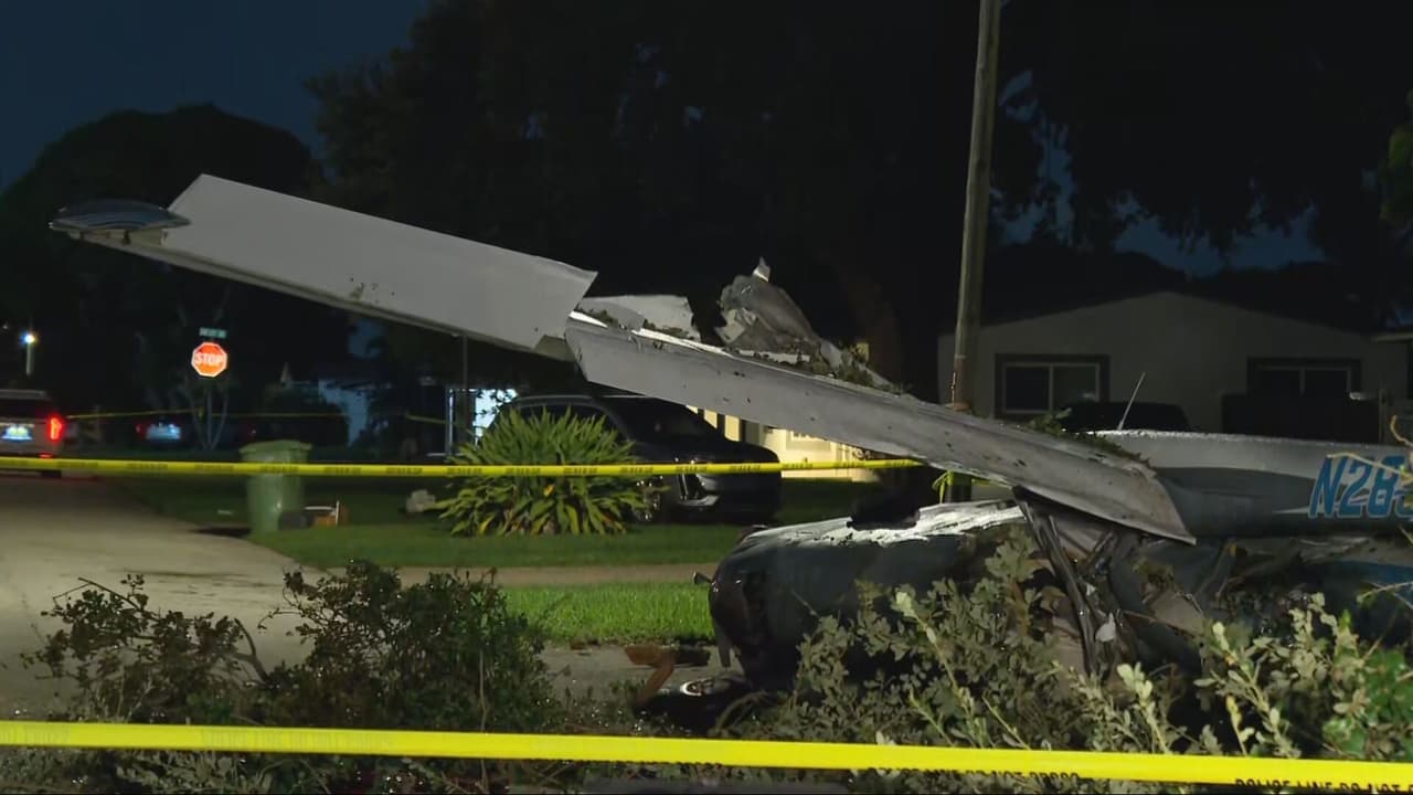 Avioneta se estrella en el antejardín de una casa en Pembroke Pines: dos menores entre los heridos