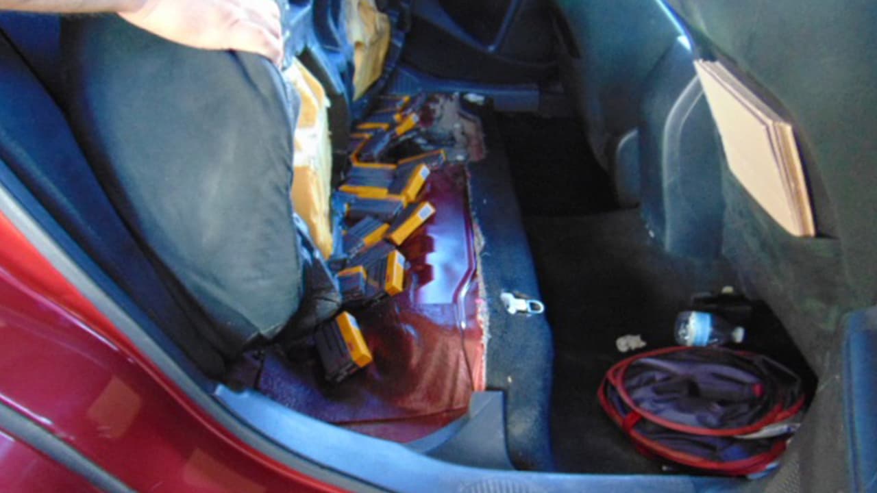 Los oficiales confiscaron la munición, las drogas y los vehículos. Los cuatro conductores fueron entregados a las Investigaciones de Seguridad Nacional del Servicio de Inmigración y Control de Aduanas de Estados Unidos.